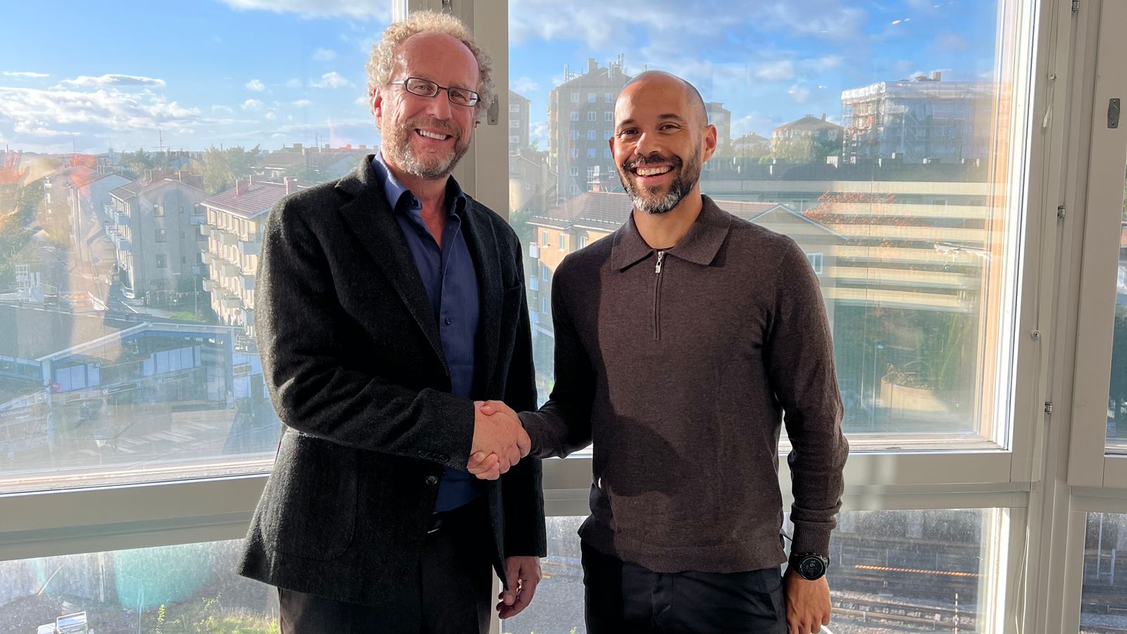 Ronny Millberg, vd för Euronetics Holding AB, och Martin Weibull, vd för Intelliplan, tar i hand.